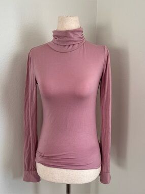 Club Monaco Mauve turtleneck top Size XS petite